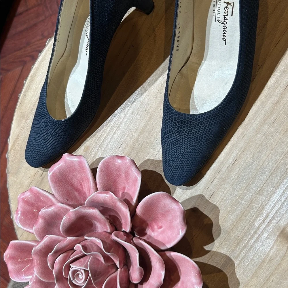 Salvatore Ferragamo Boutique Navy Blue‎ Snake Skin Leather Pumps Size 8.5 A
